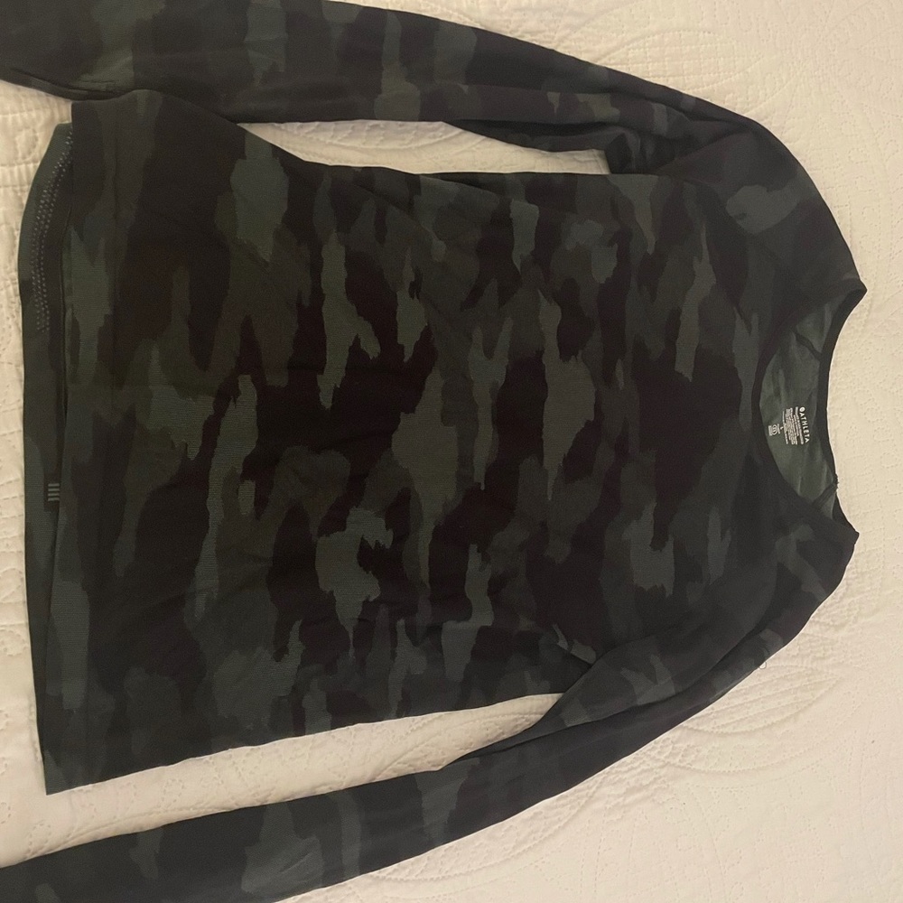 black long sleeve camo athleta top